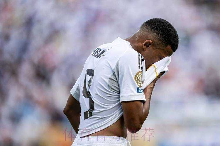 矿工欧冠“让”10子 用2队吊打皇马!一群人疯跑 矿工欧冠“让”10子 用2队吊打皇马!一群人疯跑