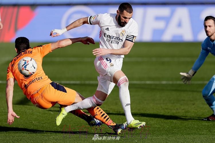 西甲-本泽马世界波克罗斯传射 皇马2-0瓦伦3连胜